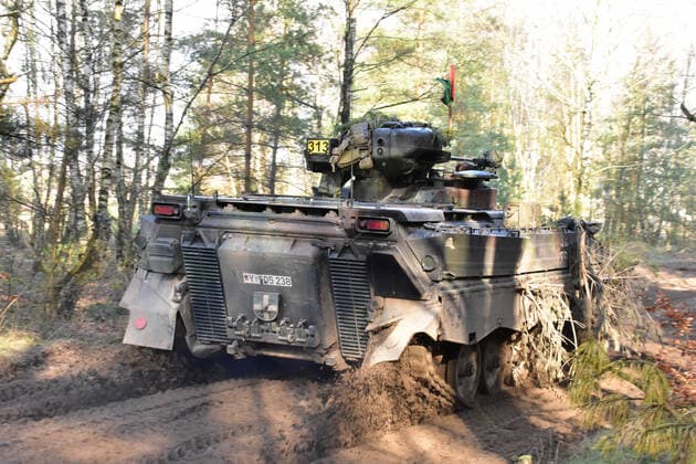 Schützenpanzer Marder auf dem Truppenübungsplatz Medientag Goodbye Marder - Welcome Puma der Panzerbrigade 21 aus Augustdorf. Schützenpanzer Marder während einer laufenden Gefechtsübung auf dem Truppenübungsplatz Bergen in der Lüneburger Heide. Im hinteren Kampfraum können bis zu 6 Panzergrenadiere befördert werden. Bergen Niedersachsen Deutschland *** AIFV Marder at the training area Medientag Goodbye Marder Welcome Puma of Panzerbrigade 21 from Augustdorf AIFV Marder during an ongoing combat exercise at the training area Bergen in the Lüneburger Heide In the rear combat area up to 6 mechanised infantry can be transported Bergen Lower Saxony Germany