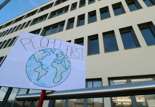 Tuebingen 15.03.2020 Protestplakat: People first; vor dem Hauptsitz der biopharmazeutisches Unternehmen mit CureVac AG in Tuebingen. USPraesident Donald Trump will die Tuebinger Corona-Impfstoff Entwicklung fuer die USA sichern.