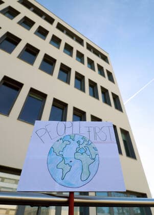 Tuebingen 15.03.2020 Protestplakat: People first; vor dem Hauptsitz der biopharmazeutisches Unternehmen mit CureVac AG in Tuebingen. USPraesident Donald Trump will die Tuebinger Corona-Impfstoff Entwicklung fuer die USA sichern.