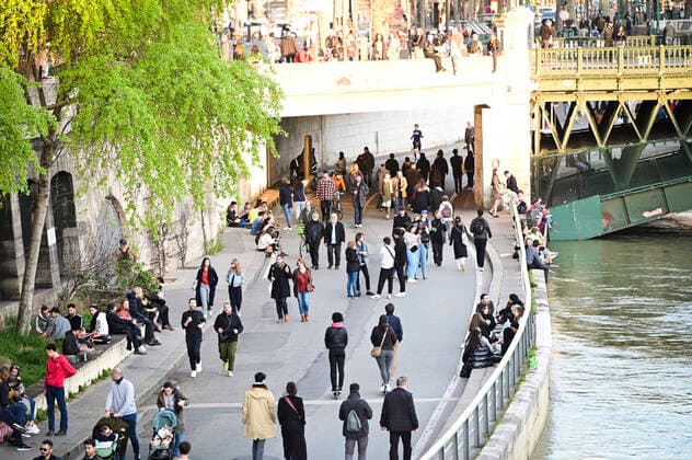 Les Parisiens flanent sur les quais de Seine - Vouie Georges Pompidou - NEWS : Comportement des Parisiens face au Covid-19 -15 03 2020 JBAutissier Panoramic 