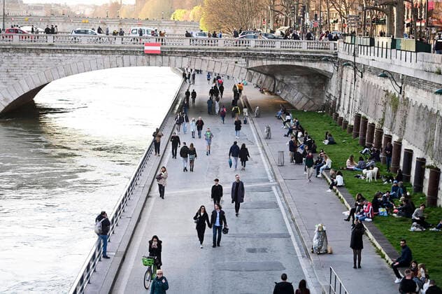 Les Parisiens flanent sur les quais de Seine - Vouie Georges Pompidou - NEWS : Comportement des Parisiens face au Covid-19 -15 03 2020 JBAutissier Panoramic 