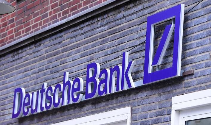 Logo Schriftzug Deutsche Bank am 15.03.2020 in Oberhausen Die Deutsche Bank Aktiengesellschaft ist das nach Bilanzsumme und Mitarbeiterzahl größte Kreditinstitut Deutschlands. Das Unternehmen mit Sitz in Frankfurt am Main ist als Universalbank tätig und unterhält bedeutende Niederlassungen in London, New York City, Singapur, Hongkong und Sydney.