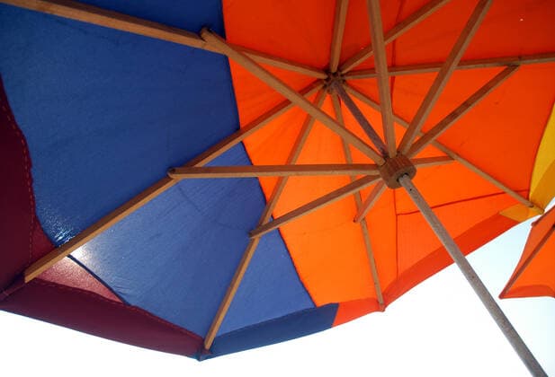 IMAGO Creative, Sommer, Schatten-Plätze bei Hitze Colorful beach umbrellas Colorful beach umbrellas  Copyright: xhaak78x 990826