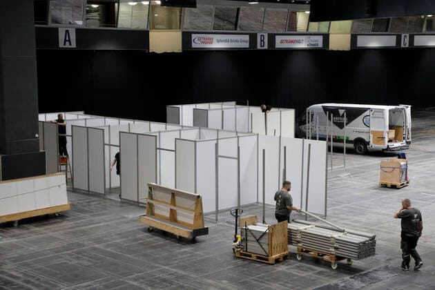 Zentrales Behandlungszentrum 14.03.2020, Chemnitz, Messe Arena, Gesundheitswesen, Medizin, Pandemie, Corona- Virus In Chemnitz wird in der auf Grund der Verfügung der Stadt Chemnitz zur Zeit ungenutzten Messe Arena ein Erstbehandlungszentrum für Corona- Verdachtsfälle errichtet. In der nächsten Woche wird bekanntgegeben, ab wann die Einrichtung arbeitet. Es werden Ärzte und medizinisches Personal vor Ort Corona- Patienten untersuchen und entsprechende Behandlungen anweisen. Zur Zeit werden einzelne Behandlungskabinen in der Veranstaltungshalle durch Mitarbeiter des Messebaus errichtet. Ausserdem werden in den nächsten Stunden noch Feldbetten aufgebaut. Man bereitet sich damit auf einen eventuellen Massenanfall von Erkrankten vor. Es sollen damit auch Ärzte und Arztpraxen entlastet werden. Chemnitz Sachsen BRD