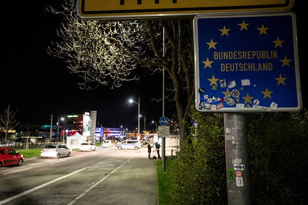 News Bilder des Tages Die Bundespolizei kontrolliert aufgrund des Coronavirus an der Grenze nach Frankreich in Kehl Autofahrer, die nach Deutschland einreisen wollen. Copyright: xSimonxAdomatx