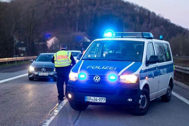 16.03.2020, Saarbruecken , Autobahn A6 , Um 6.15 Uhr beginnt die Bundespolizei damit , den nach Deutschland einfahrenden Verkehr zu kontrollieren und nicht berechtigte Personen abzuweisen.