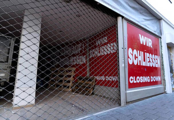 DEU , DEUTSCHLAND : Ein Geschaeft in Bonn schliesst Geschaeftsschliessung Geschaeftsaufgabe Schliessung , 12.03.2020 DEU , GERMANY : A shop is closing down in Bonn , 12.03.2020