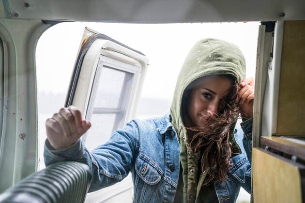 IMAGO Creative: Countdown bis Weihnachten, Nach Hause reisen Teenage girl getting into vintage van on rainy day United States, Washington, Bellingham ,model released, Symbolfoto CR_FGUQ200206E-301040-01