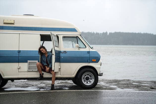 IMAGO Creative: Herbst, Touren mit dem Camper Teenage girl getting into vintage van on rainy day United States, Washington, Bellingham ,model released, Symbolfoto CR_FGUQ200206E-301041-01