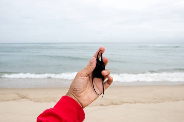 A tourist holds up a beach treasure Wellfleet, MA, United States ,model released, Symbolfoto CR_URZA200206E-290082-01