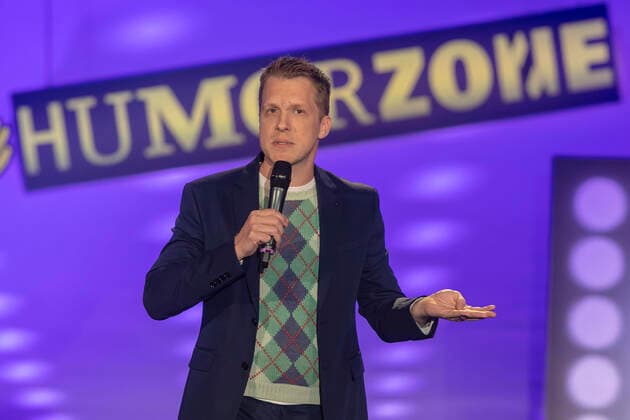 Auftritt von Überraschungsgast Oliver Pocher in der Show. Der MDR zeichnet die Abschluß-Gala der HumorZone - Schirmherr ist Comedian Olaf Schubert - im Alten Schlachthof in Dresden auf Anweisung durch das Gesundheitsamt der Stadt Dresden aufgrund der Coronakrise ohne Publikum auf. Damit möchte der MDR und der Veranstalter die Mitwirkenden, die Mitarbeiter und das Publikum gesundheitlich schützen. (Erstausstrahlung im MDR Fernsehen am 15.3.2020 ab 20.15 Uhr)
