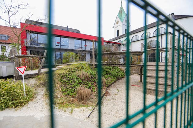 Kirchen und Gemeinden schließen Kindertagesstätten aufgrund der Corona Pandemie.15.03.2020, Symbolfoto - Feature, Leere Innenstadt und verwaiste Fußgängerzone, geschlossene Restaurant und Bars, sowie Einkaufszentrum und Spielplätze in Dortmund (NRW). Dortmund Deutschland xRHR-FOTO DEx