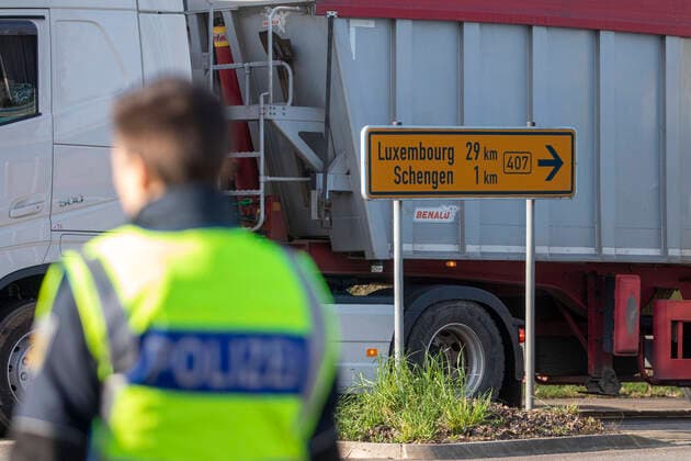 News Bilder des Tages 16.03.2020, Perl (Saarland) , Am Dreiländereck Deutschland - Luxemburg - Frankreich in Perl auf deutscher Seite hat die Bundespolizei um 8 Uhr damit begonnen , den nach Deutschland einfahrenden Verkehr zu kontrollieren und nicht berechtigte Personen abzuweisen.