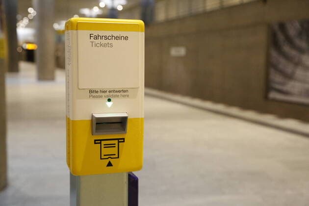 Fahrscheinentwerter am Bahnsteig U-Bahnhof Bundestag in Berlin *** Ticket validator at the platform U Bahnhof Bundestag in Berlin