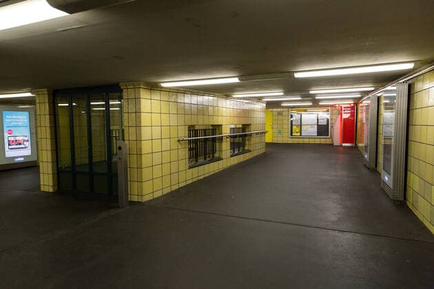 Menschenleere Halle des U-Bahnhofs Friedrichstraße in Berlin am 13.03.2020