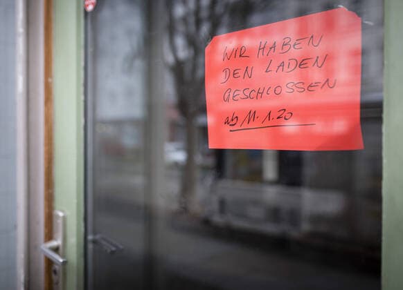 Ein Schild öÄÃ» Wir haben den Laden geschlossen ab 11.1.20 öÄÃ» klebt an einem Schaufenster. Berlin, 12.03.2020 Berlin Deutschland