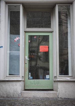 Ein Schild öÄÃ» Wir haben den Laden geschlossen ab 11.1.20 öÄÃ» klebt an einem Schaufenster. Berlin, 12.03.2020 Berlin Deutschland