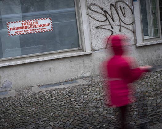 Ein Schild öÄÃ» Totaler Raeumungsverkauf wegen Geschaeftsaufgabe öÄÃ» klebt an einem Schaufenster. Berlin, 12.03.2020 Berlin Deutschland