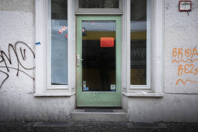 Ein Schild öÄÃ» Wir haben den Laden geschlossen ab 11.1.20 öÄÃ» klebt an einem Schaufenster. Berlin, 12.03.2020 Berlin Deutschland