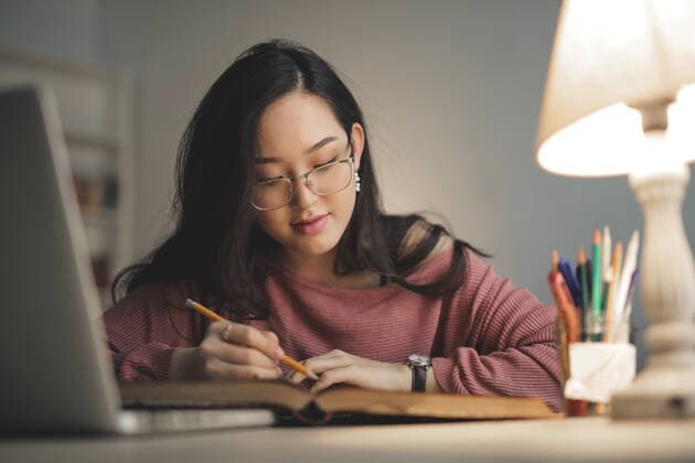 IMAGO Creative, Lifestyle, Tik Tok-Trend thatgirl IMAGO Creative: Bildung, Schreiben young asian woman studying at home Budapest, Hungary ,model released, Symbolfoto CR_MIPI200212-305808-01