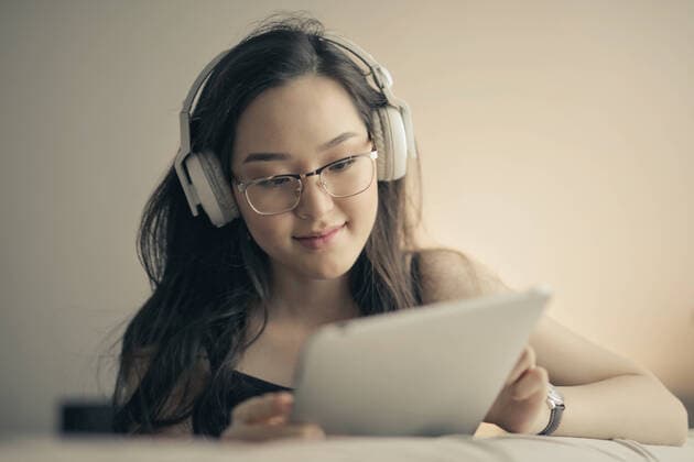 young asian woman listened to music Budapest, Hungary ,model released, Symbolfoto CR_MIPI200212-305815-01