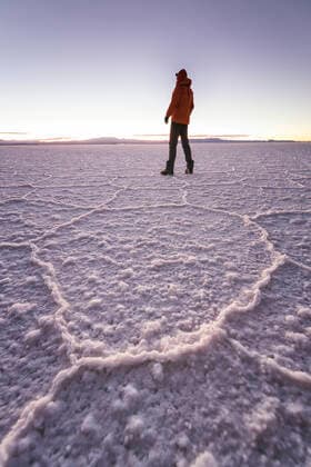 IMAGO Creative: Alternativer Wintersport Man over Uyuni Salar at sunset Uyuni, Potosi Department, Bolivia ,editorial use only CR_NEAN200212E-297626-01