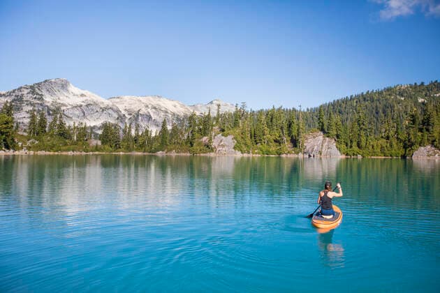 IMAGO Creative: Sommer, In den Bergen Attractive woman paddles Stand up paddle board on blue lake. Vancouver, BC, Canada ,model released, Symbolfoto CR_JDIP200213-303792-01