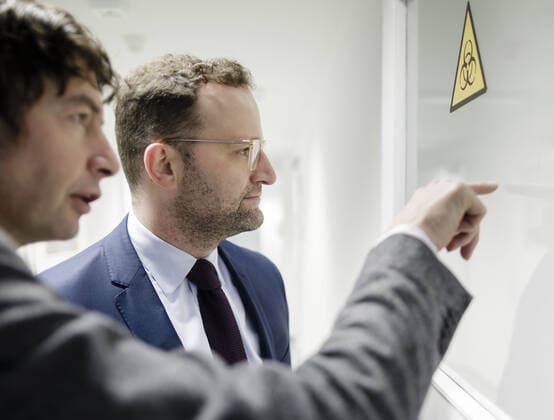 Bundesgesundheitsminister Jens Spahn (CDU) besucht gemeinsam mit dem Virologen Christian Drosten verschiedene Labore des Instituts fuer Virologie der Charite. Berlin, 07.02.2020. Berlin Germany