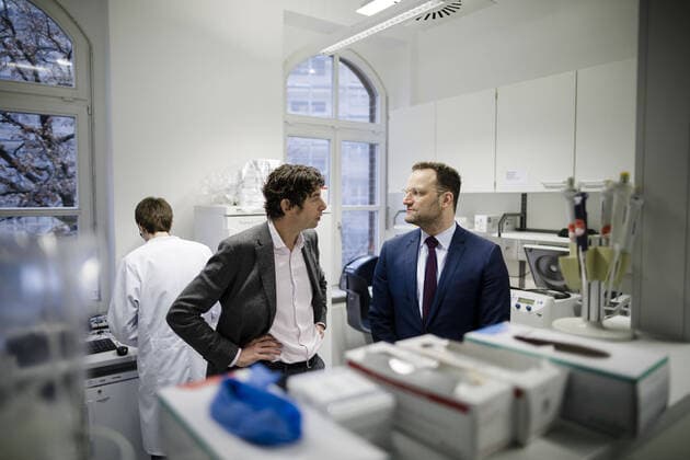 Bundesgesundheitsminister Jens Spahn (CDU) besucht gemeinsam mit dem Virologen Christian Drosten verschiedene Labore des Instituts fuer Virologie der Charite. Berlin, 07.02.2020. Berlin Germany