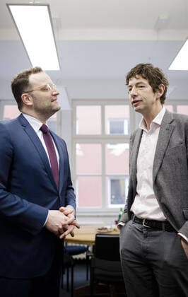 Bundesgesundheitsminister Jens Spahn (CDU) besucht gemeinsam mit dem Virologen Christian Drosten verschiedene Labore des Instituts fuer Virologie der Charite. Berlin, 07.02.2020. Berlin Germany