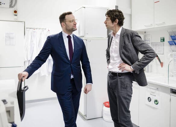 Bundesgesundheitsminister Jens Spahn (CDU) besucht gemeinsam mit dem Virologen Christian Drosten verschiedene Labore des Instituts fuer Virologie der Charite. Berlin, 07.02.2020. Berlin Germany