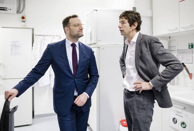 Bundesgesundheitsminister Jens Spahn (CDU) besucht gemeinsam mit dem Virologen Christian Drosten verschiedene Labore des Instituts fuer Virologie der Charite. Berlin, 07.02.2020. Berlin Germany
