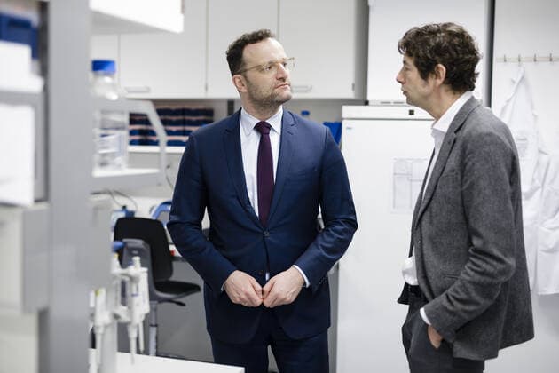 Bundesgesundheitsminister Jens Spahn (CDU) besucht gemeinsam mit dem Virologen Christian Drosten verschiedene Labore des Instituts fuer Virologie der Charite. Berlin, 07.02.2020. Berlin Germany