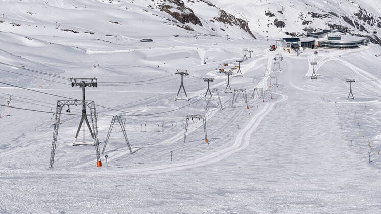15.03.2020 Stubaier Gletscher, Stubaital, Tirol, Austria Stubai Winter Ferner Infolge des Corona Virus, Covid-19, frühzeitiges Ski und Snowboard Saisonende, Liftschließung Eisjochferner, Eisjoch Restaurant Bergstation Eisgrat geschlossen Skilifte der Stubaier Bergbahnen leere Skipiste
