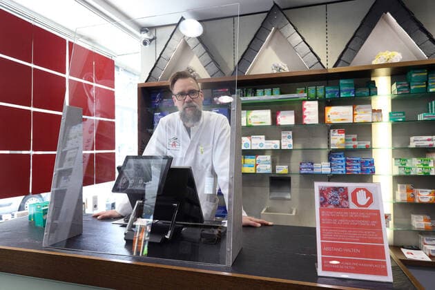 Der Inhaber der Glueckauf Apotheke Henning Schweisfurth hat als Schutz fuer Mitarbeiter und Kunden beim Schreiner Waende, Glaswaende anfertigen lassen, damit ein direktes Anhusten und Anniessen nicht moeglich ist, solch ein Schutz steht an jedem Platz der Bedientheke Symbolbild zum Thema Coronavirus am 16.03.2020 in Siegen Deutschland.