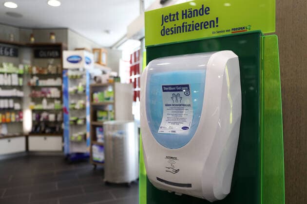 Desinfektionsmittelspender in einer Apotheke Symbolbild zum Thema Coronavirus am 16.03.2020 in Siegen Deutschland.