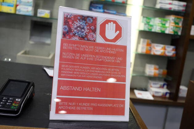 Coronavirus Angst, Hinweisschild, Hinweis fuer Kunden an einer Apotheke bei Symptomen wie Fieber und Husten die Apotheke nicht zu betreten Symbolbild zum Thema Coronavirus am 16.03.2020 in Siegen Deutschland.