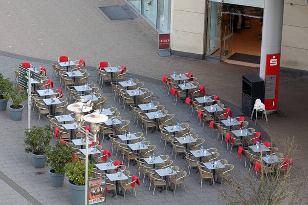 Coronavirus Angst, Leeres Strassencafe in der Siegener Innenstadt Symbolbild zum Thema Coronavirus am 16.03.2020 in Siegen Deutschland.