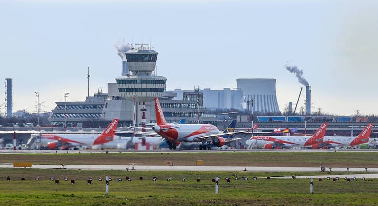 Flugverkehr waehrend Coronakrise Berlin, 16.03.20, Blick auf Flughafen Tegel mit mehreren EasyJet Maschinen am Boden. Aufgrund des Coronavirus streichen die Airlines grosse Teile ihrer Fluege. Berlin Berlin Deutschland Flughafen Tegel
