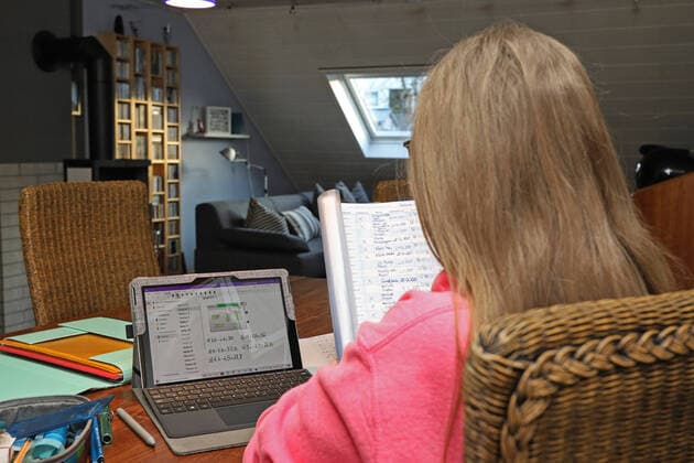 Angst vor dem Coronavirus, die Schulen sind geschlossen, eine Jugendliche sitzt zu Hause im Wohnzimmer mit Tablet und Schulunterlagen Symbolbild zum Thema Coronavirus und Schule am 16.03.2020 in Siegen Deutschland.
