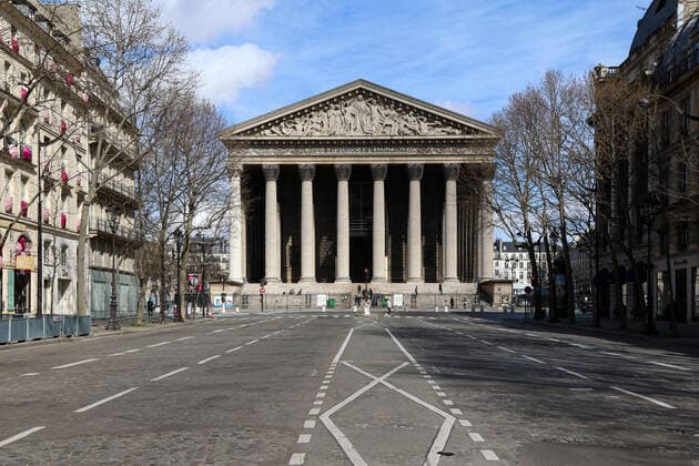 March 16, 2020: Atmosphere a Paris Dimanche 15 Mars: brasseries, magasins, cinema ... fermes. Rue deserte. Fermeture des restaurants, bars, cafes, cinemas, commerces non essentiels. Eglise de la Madeleine. atmosphere in Paris sunday: stores are closed, no one in the streets.....252751 2020-03-15 Paris France - ZUMAs64_ 20200316_zea_s64_090 Copyright: xSebastienxFremontx