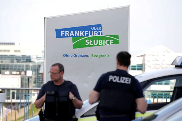 Polizisten stehen vor dem Grenzübergang Frankfurt (Oder) und Slubice. Die Grenzen zwischen Polen und Deutschland sind wegen des Coronavirus geschlossen. Frankfurt (Oder), 16.03.2020