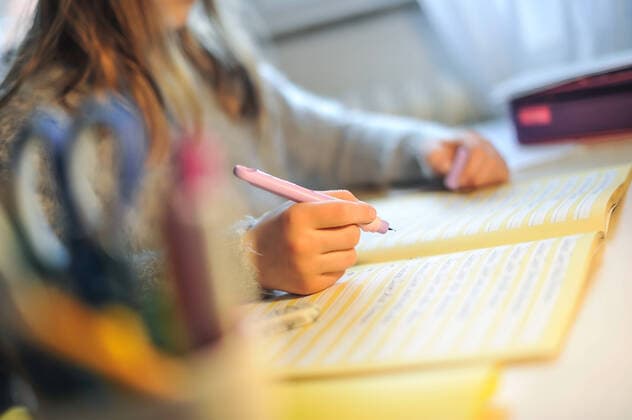 Corona Virus. Schulschliessung. Nach der landesweiten Schliessung der Schulen und KiTas, verbringen Kinder und Eltern viel Zeit zu Hause, es werden Hausaufgaben gemacht und von zu Hause aus gelern. Familienmitglieder verbringen auch viel mehr Zeit gemeinsam und draussen. Stuttgart Baden-Wuerttemberg Deutschland Copyright: xMaxxKovalenkox