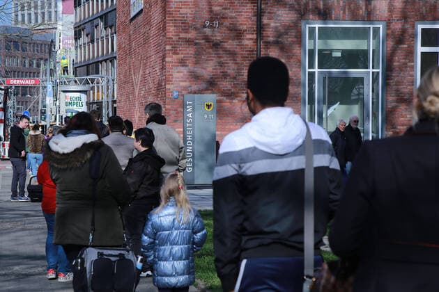 17.03. 2020 Dortmund Die Coronakrise verschärft sich. Dier Bundw- und Landesregierungen erlassen umfasssenden Richtlinien. In allen Lebensbereichen erleben auch die Dortmunder Bürger starke Einschränkungen. Vor dem Dortmunder Gesundheitsamt warten Bürger in eioner langen Schlange um zum Coronatest in das Amt eingelassen zu werden. Sie versuchen einen Abstand von 2m zueinander einzuhalten.