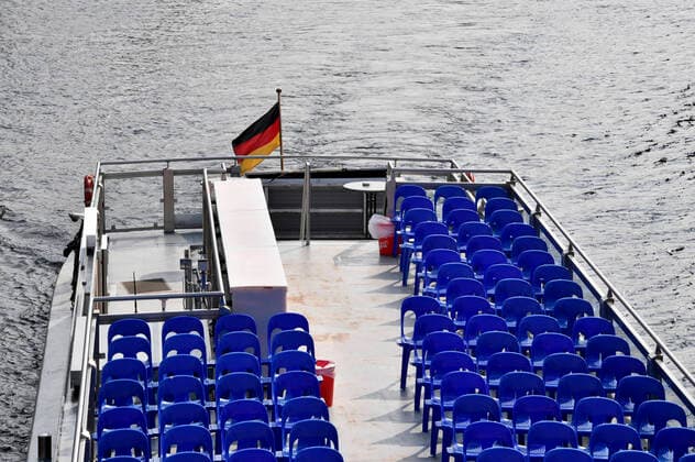 Leerer Ausflugsdampfer auf der Spree. Nach zuletzt beschlossenen Schutzmaßnahmen gegen die Ausbreitung des Corona-Virus kommt das öffentliche Leben in Berlin nahezu zum Erliegen. Betroffen sind fast alle Sehenswürdigkeiten, Museen, Plätze, Strassen, Restaurants, Biergärten, Universitäten u.v.m. Berlin, 17.03.2020