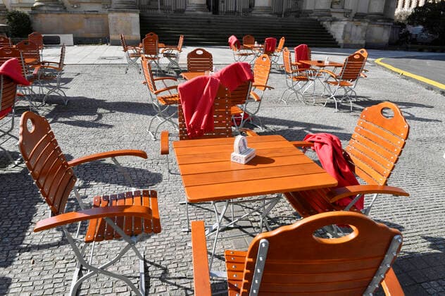 Ein Straßencafe am Gendarmenmarkt. Nach zuletzt beschlossenen Schutzmaßnahmen gegen die Ausbreitung des Corona-Virus kommt das öffentliche Leben in Berlin nahezu zum Erliegen. Betroffen sind fast alle Sehenswürdigkeiten, Museen, Plätze, Strassen, Restaurants, Biergärten, Universitäten u.v.m. Berlin, 17.03.2020