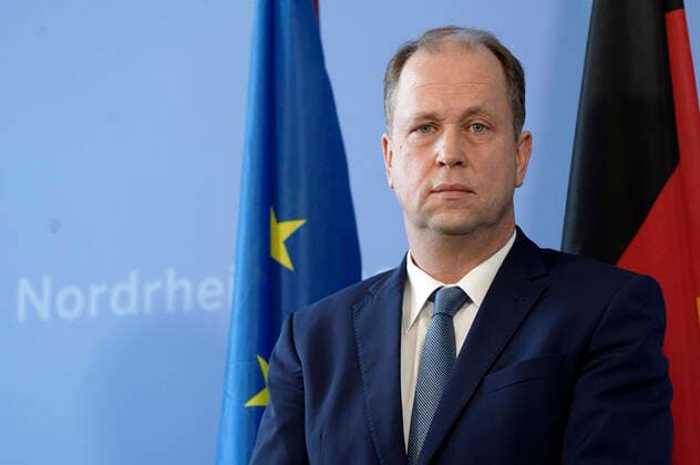Familienminister Joachim Stamp bei einem Statement zur aktuellen Lage in Nordrhein-Westfalen in Bezug auf das Corona Virus in der Staatskazlei. Düsseldorf, 17.03.2020
