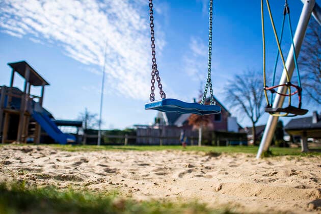 Spielplatz in Rietberg Gesellschaft: Kinder, Corona-Virus, Feature, Spielplatz in Rietberg am 17.03.2020. Anfang der Woche haben sich die Bundesregierung und die Ministerpräsidenten der Länder auf drastische Maßnahmen verständigt. Dazu gehört unter anderem die Schließung von Kindergärten, Kitas und Spielplätzen. Rietberg Nordrhein-Westfalen Deutschland Copyright: xKirchner-Mediax
