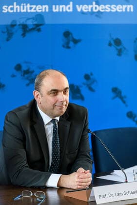 Prof. Dr. Lars Schaade (Facharzt für Mikrobiologie und Infektionsepidemiologie, Vizepräsident des Robert Koch-Instituts)beim täglichen Pressebriefing des Robert Koch-Instituts (RKI) zur aktuellen Entwicklungen der Pandemie COVID-19 (Coronavirus) im Hörsaal des Robert Koch-Instituts in Berlin snapshot-photography F.Boillot