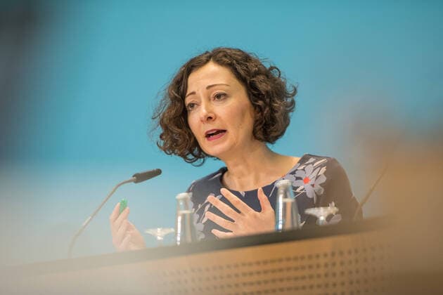 Gesundheit Corona-Virus Senatspressekonferenz Senatspressekonferenz in Berlin am Dienstag den 17. Maerz 2020. Auf der Pressekonferenz erlaeuterten die Senatorin fuer Wirtschaft, Energie und Betriebe, Ramona Pop (Buendnis 90 Die Gruenen) (im Bild) und die Senatorin fuer Gesundheit, Pflege und Gleichstellung, Dilek Kalayci (SPD) die aktuellen Beschluesse des Senats zur Corona-Krise. 17.3.2020, Berlin *** Health Corona Virus Senate press conference Senate press conference in Berlin on Tuesday, March 17, 2020 At the press conference, the Senator for Economics, Energy and Business, Ramona Pop Alliance 90 The Greens in Picture and the Senator for Health, Nursing and Equality, Dilek Kalayci SPD, explained the current decisions of the Senate on the Corona Crisis 17 3 2020, Berlin
